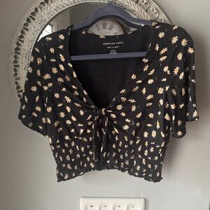 American Eagle Outfitters Black and White daisy Floral Crop Top size Medium